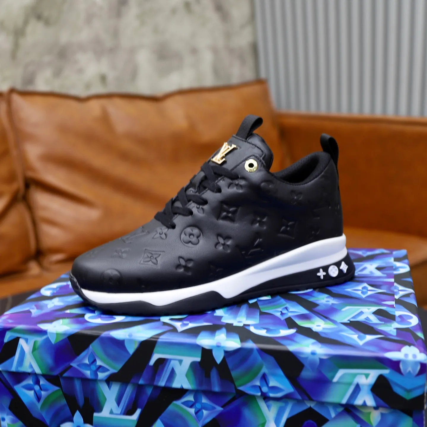 Factory price: 520💰【LV】Louis Vuitton is a high-end brand of men's shoes, new models on the market, top luxury brand, the latest fashionable casual men's shoes, trendy and versatile style, relaxed and sporty style, calfskin upper and ultra-fine workmanship. The original personalized fashionable rubber wear-resistant outsole is light and comfortable on the foot. Code number: 39-44 (45, 46 customized)